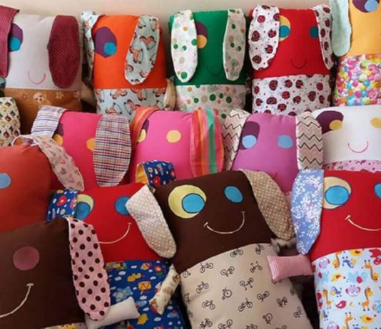 Voluntárias fazem ‘naninhas’ que crianças com câncer possam abraçar ao dormir