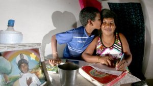 asomadetodosafetos.com - Menino de 11 anos ensina mãe catadora de lixo a ler e escrever