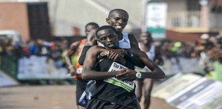 Corredor desiste da medalha de ouro para ajudar concorrente e é recompensado