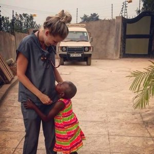 asomadetodosafetos.com - Mulher abandona tudo e abre hospital para crianças órfãs ​​no Quênia