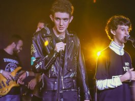 O som da inclusão: Jovens autistas formam banda de rock no DF e quebram paradigmas