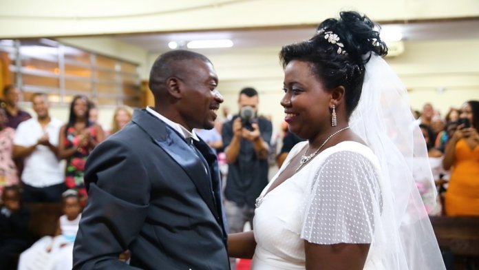 Amor e superação: Ex-moradores de rua realizam sonho de casar na igreja
