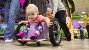 psicologiasdobrasil.com.br - Pais não conseguem encontrar cadeira de rodas para sua bebê e resolvem criar uma