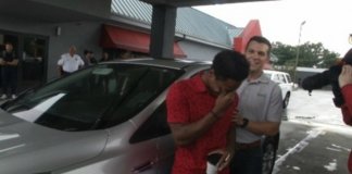 Ele caminhou mais de 32 km para não se atrasar no 1º dia de trabalho e seu chefe decidiu recompensá-lo com um carro novo