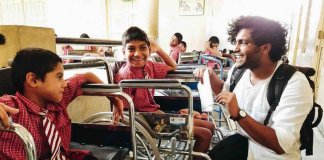 Estudante recolhe e reforma centenas de cadeiras de rodas e muletas para doar aos necessitados