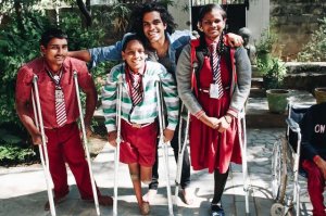 psicologiasdobrasil.com.br - Estudante recolhe e reforma centenas de cadeiras de rodas e muletas para doar aos necessitados