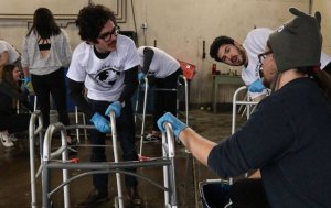 psicologiasdobrasil.com.br - Estudante recolhe e reforma centenas de cadeiras de rodas e muletas para doar aos necessitados