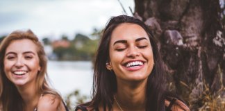 7 práticas que as pessoas felizes adotam e 7 que elas afastam