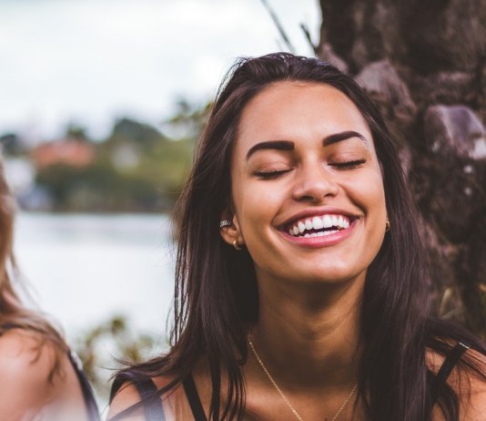 7 práticas que as pessoas felizes adotam e 7 que elas afastam