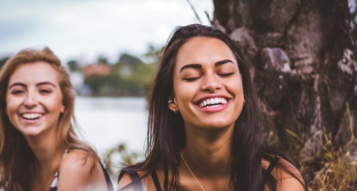 7 práticas que as pessoas felizes adotam e 7 que elas afastam