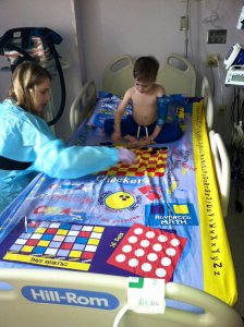 psicologiasdobrasil.com.br - Pai transforma lençóis de cama em jogos de tabuleiro para alegrar crianças em hospitais
