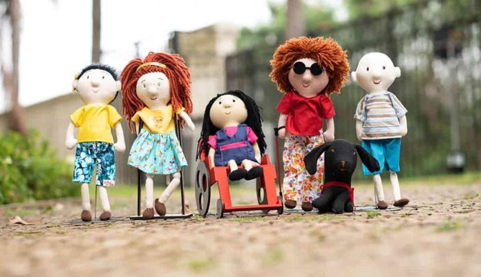 Artesã cria bonecos de pano para incentivar inclusão e igualdade