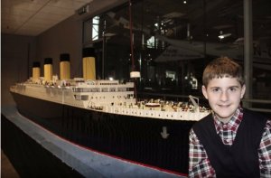 psicologiasdobrasil.com.br - Menino com autismo constrói réplica do Titanic com 56 mil peças de Lego