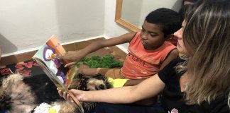 Terapia com cães ajuda menino com autismo a começar a conversar