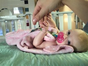 psicologiasdobrasil.com.br - Pais não conseguem encontrar cadeira de rodas para sua bebê e resolvem criar uma