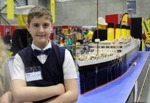 psicologiasdobrasil.com.br - Menino com autismo constrói réplica do Titanic com 56 mil peças de Lego