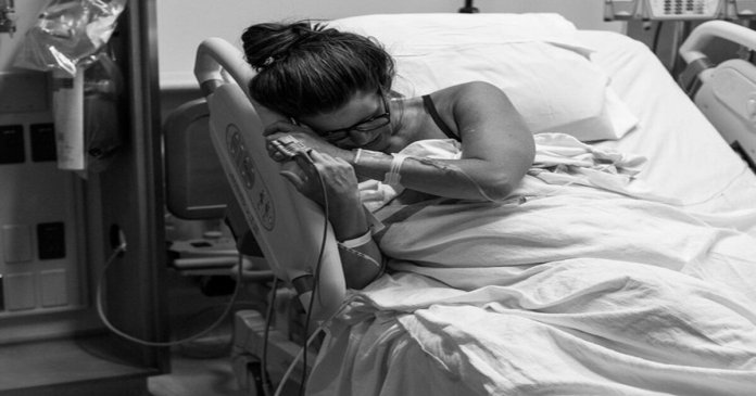 Foto de mãe logo após o parto roda o mundo: “Vi a dor em seus olhos e em seu corpo”, diz fotógrafo