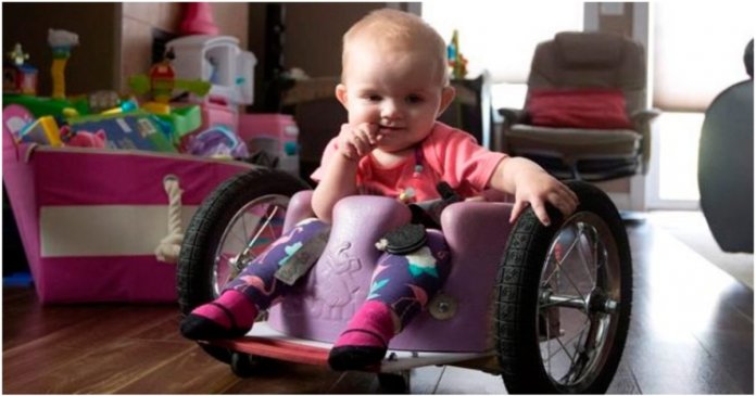 Pais não conseguem encontrar cadeira de rodas para sua bebê e resolvem criar uma