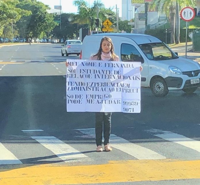 Jovem pede emprego em semáforo e consegue entrevistas após foto viralizar