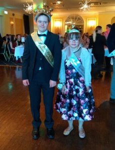 asomadetodosafetos.com - Casal com síndrome de Down é coroado rei e rainha do baile de formatura