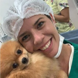 psicologiasdobrasil.com.br - Mamãe pela primeira vez, cachorrinha sorri ao posar com seus filhotes