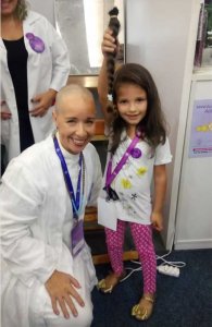 psicologiasdobrasil.com.br - Mulher decide celebrar o seu 60º aniversário doando todo o cabelo a crianças com câncer