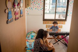 psicologiasdobrasil.com.br - Cego, autista e autodidata no piano, menino de 7 anos grava toda a obra de Sandy e Junior