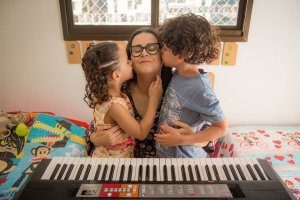 psicologiasdobrasil.com.br - Cego, autista e autodidata no piano, menino de 7 anos grava toda a obra de Sandy e Junior