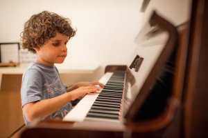 psicologiasdobrasil.com.br - Cego, autista e autodidata no piano, menino de 7 anos grava toda a obra de Sandy e Junior