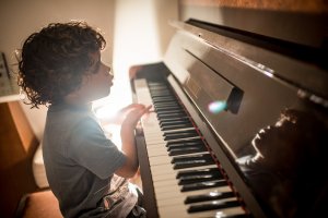 psicologiasdobrasil.com.br - Cego, autista e autodidata no piano, menino de 7 anos grava toda a obra de Sandy e Junior