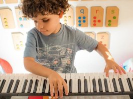 Cego, autista e autodidata no piano, menino de 7 anos grava toda a obra de Sandy e Junior