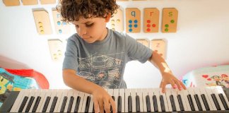 Cego, autista e autodidata no piano, menino de 7 anos grava toda a obra de Sandy e Junior