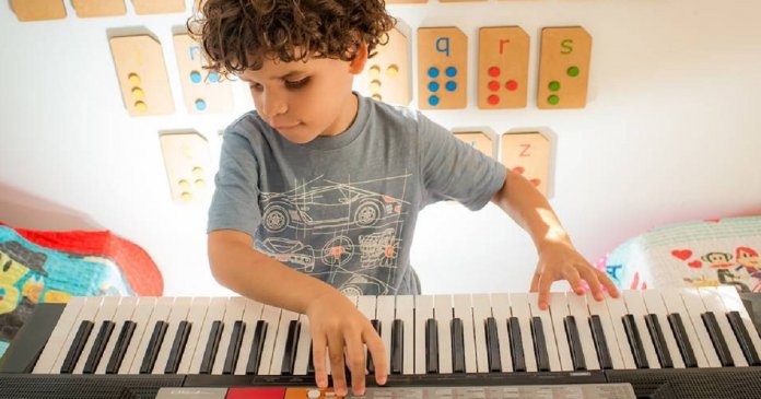 Cego, autista e autodidata no piano, menino de 7 anos grava toda a obra de Sandy e Junior