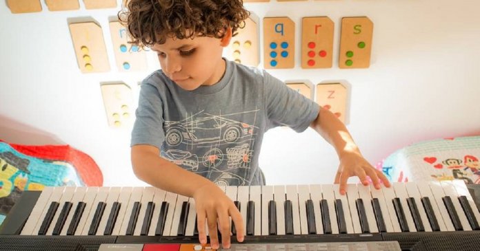 Cego, autista e autodidata no piano, menino de 7 anos grava toda a obra de Sandy e Junior