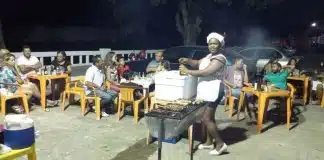 Após saída de Cuba do programa Mais Médicos, médica vende churrasco na BA para se manter Após saída de Cuba do programa Mais Médicos, médica vende churrasco na BA para se manter