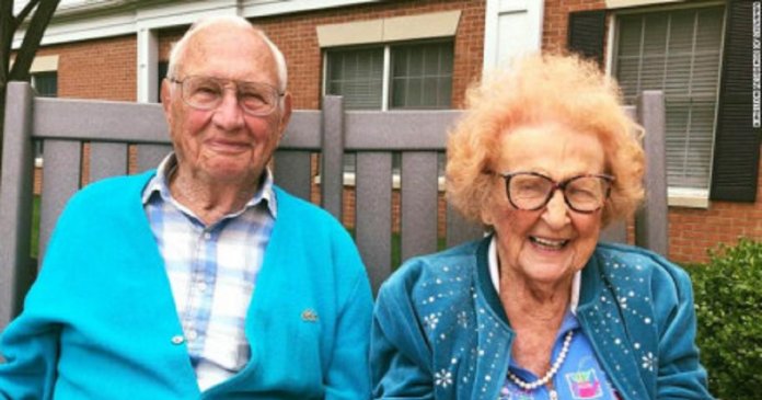 Idosos centenários se casam após namoro em casa de repouso
