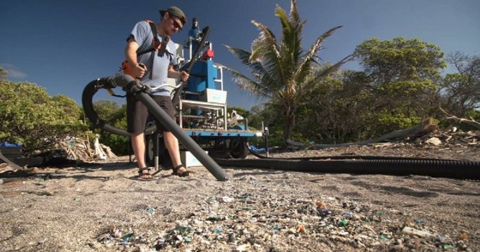 Alunos projetam aspirador que suga microplásticos das praias, deixando a areia intacta