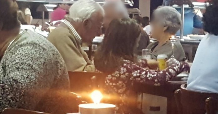 Garotinha senta com idoso que jantava sozinho em restaurante e emociona pai