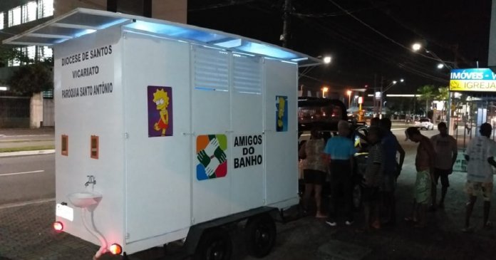 Carreta percorre Praia Grande oferecendo banho quente a moradores de rua