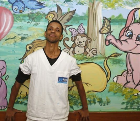 Desenhando personagens infantis nas paredes, maqueiro muda o astral de ala pediátrica de hospital