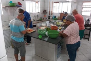 asomadetodosafetos.com - Carreta percorre Praia Grande oferecendo banho quente a moradores de rua