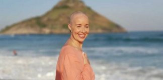 Mulher decide celebrar o seu 60º aniversário doando todo o cabelo a crianças com câncer