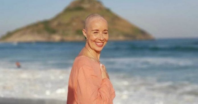 Mulher decide celebrar o seu 60º aniversário doando todo o cabelo a crianças com câncer