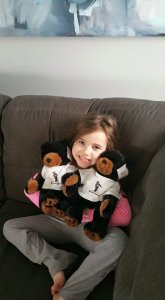 psicologiasdobrasil.com.br - Menina com epilepsia conforta outras crianças doentes com "amigos fofinhos"