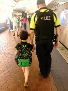 psicologiasdobrasil.com.br - Segurança tranquiliza menino autista que tinha colapso no metrô e história viraliza