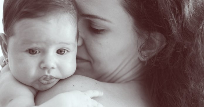 A maneira como você segura um bebê pode dizer algo sobre sua personalidade