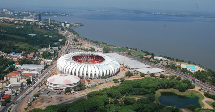 Na noite mais fria do ano, Inter acolhe necessitados em seu ginásio e oferece sopa