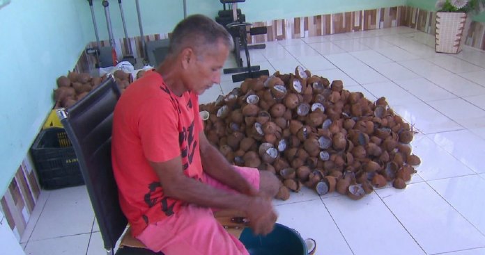 Comerciante vende cocadas para comprar máquinas para fazer perucas para pacientes com câncer