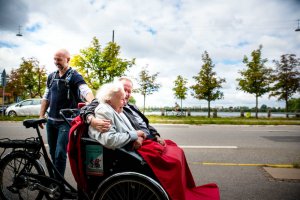contioutra.com - Voluntários de todo o mundo estão levando avós para passear de bicicleta