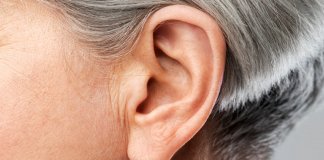 Estimulação do aparelho auditivo pode reduzir os sintomas do Parkinson